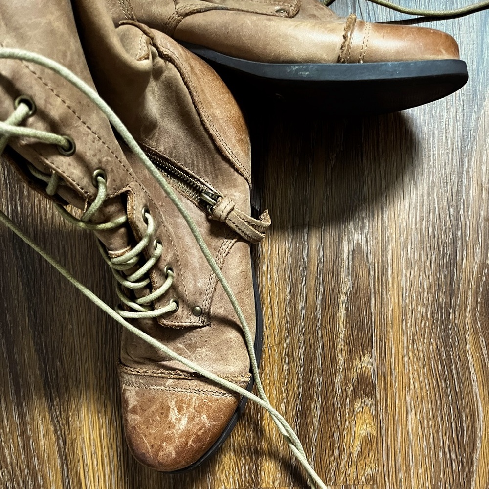 Distressed combat boots - Picture 2 of 2
